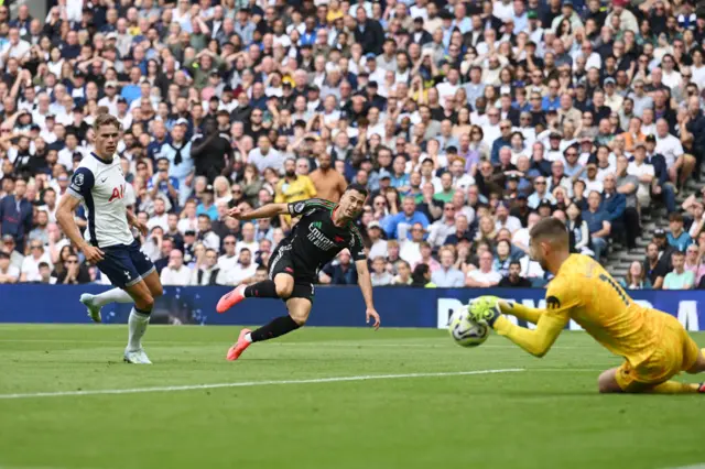 Gabriel Martinelli shoots