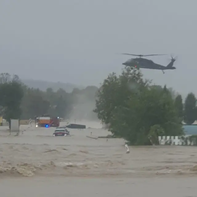 Black Hawk S-70 from the Austrian Armed Forces (Bundesheer) flying over flooding on the B19 near Markersdorf