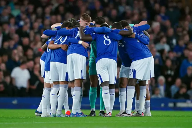 Everton players huddle