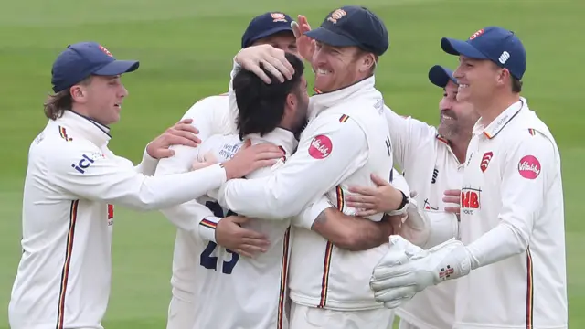 Shane Snater takes a wicket