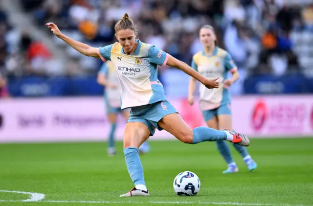 Vivianne Miedema playing in her debut for Manchester City against Paris FC