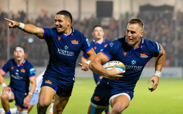 Mosese Tuipulotu (left) celebrates Duhan van der Merwe try