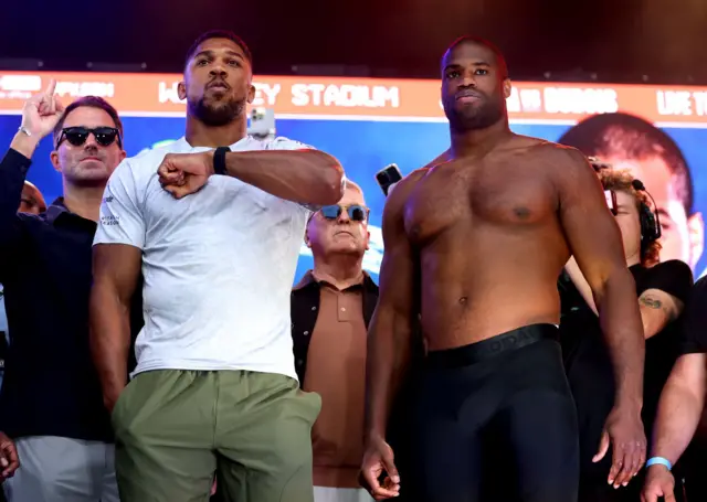 Anthony Joshua and Daniel Dubois pose for pictures