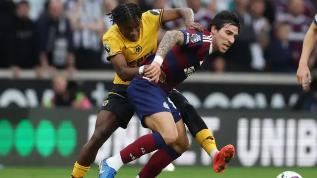 Sandro Tonali playing for Newcastle against Wolves