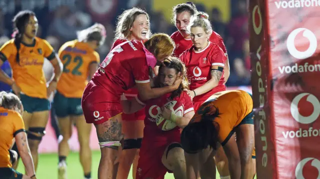 Wales players celebrate Kate Williams' try