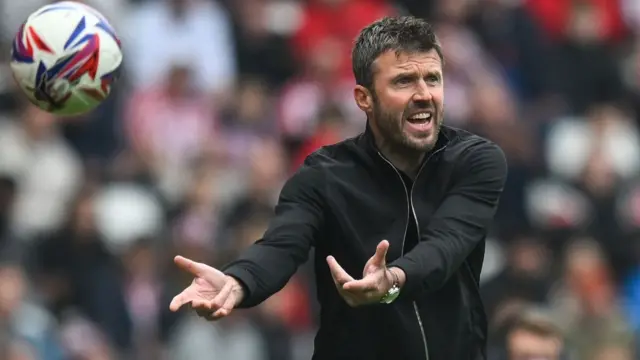 Michael Carrick throws a ball