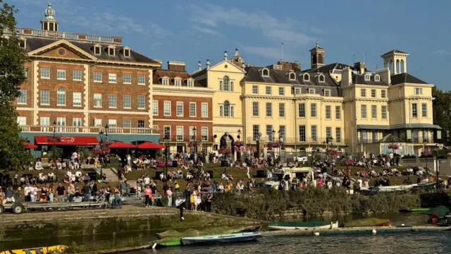 Landscape shot spectators on the banks at Richmond