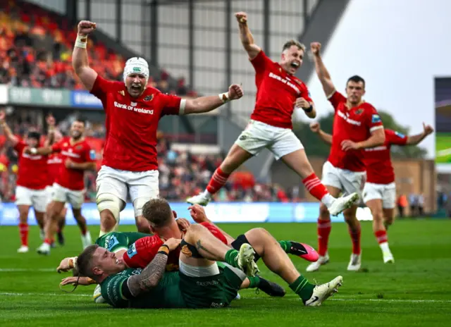 Munster celebrate Gavin Coombes' try