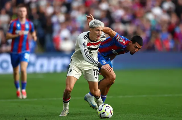 Alejandro Garnacho of Manchester United is challenged by Daniel Munoz