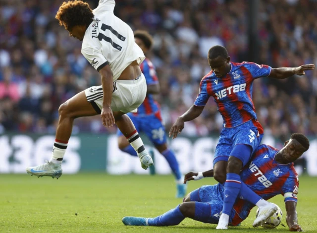 Manchester United's Joshua Zirkzee in action with Crystal Palace's Tyrick Mitchell and Marc Guehi