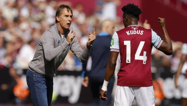 West Ham United manager Julen Lopetegui gives instructions to Mohammed Kudus