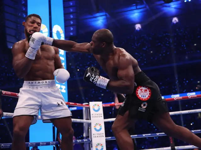 Daniel Dubois lands on Anthony Joshua