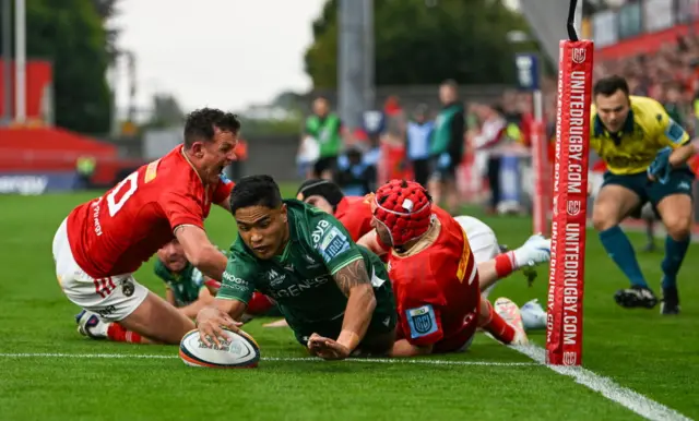 Josh Iaone scores a try