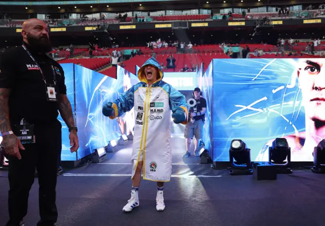 Josh Warrington enters the ring dressed in blue