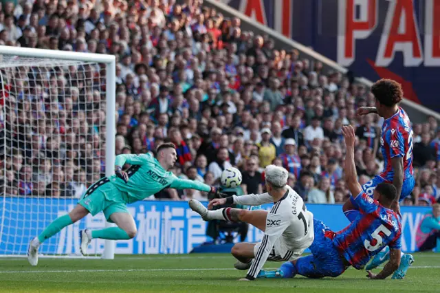 Alejandro Garnacho sees this shot saved by Crystal Palace's English goalkeeper #01 Dean Henderson