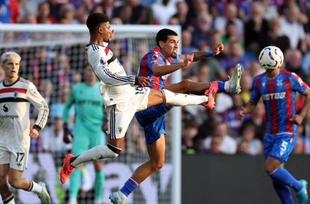 Manchester United's Amad Diallo in action with Crystal Palace's Daniel Munoz