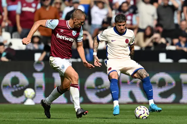 Enzo Fernandez of Chelsea controls the ball