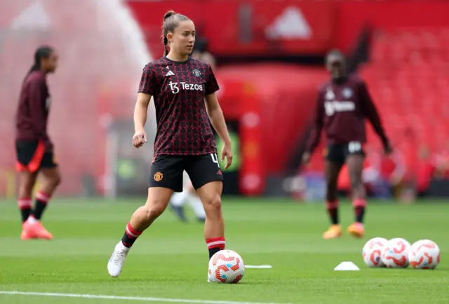 Maya le Tissier warms up for Man Utd