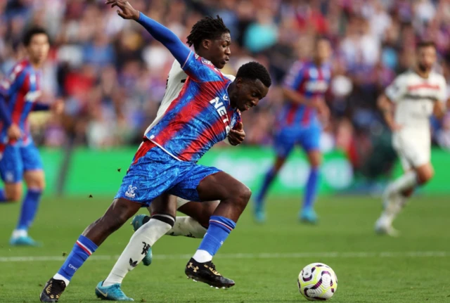 Manchester United's Kobbie Mainoo in action with Crystal Palace's Eddie Nketiah