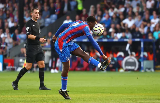 Eddie Nketiah of Crystal Palace shoots