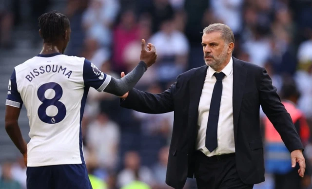 Ange Postecoglou shakes hands with Yves Bissouma