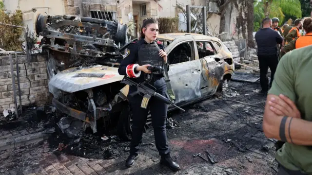 A damaged car and a soldier in Haifa