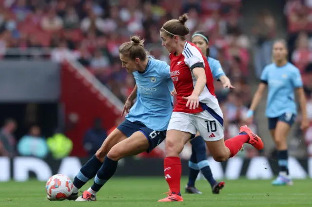 Miedema shoots at goal from distance