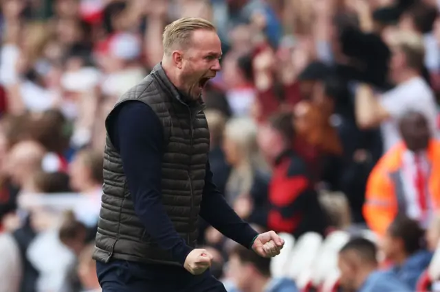 Jonas celebrates Arsenal's goal