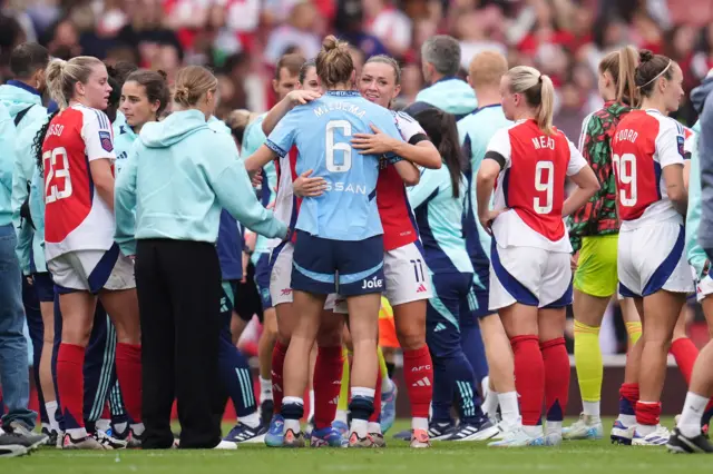 Miedema hugs her former Arsenal teammates at full time