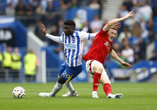 Anderson and Baleba fight for the ball