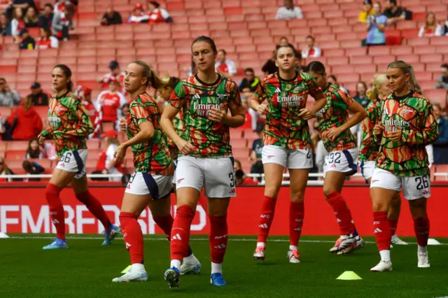 Lotte Wubben-Moy of Arsenal warms up alongside her teammates