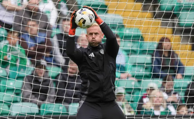 Kasper Schmeichel warming up