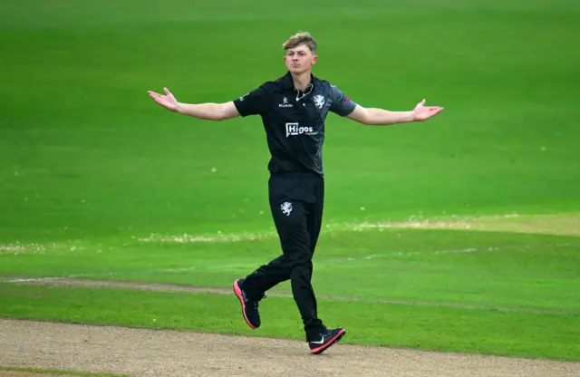 Alfie Ogborne of Somerset celebrates the wicket of Kiran Carlson