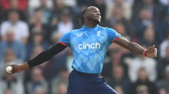 Jofra Archer bowling for England