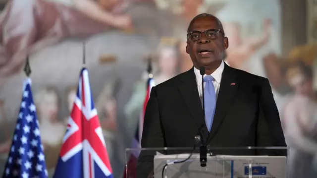 lloyd austin delivers speech in London