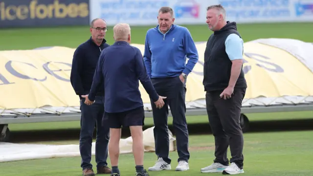 Umpires chat at Essex