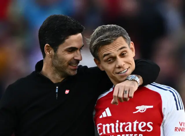 Manager Mikel Arteta and Leandro Trossard celebrate after the match