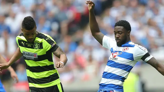 Elias Kachunga of Huddersfield and Tyler Blackett of Reading tussle for the ball in 2017 play-off final