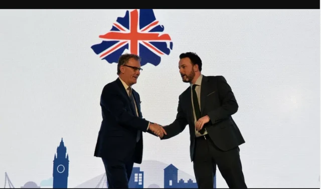 Mike Nesbitt shaking hands with Colum Eastwood at UUP Conference in 2016