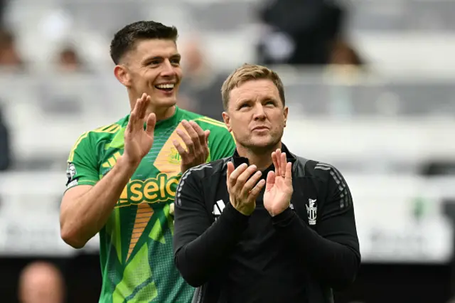 Nick Pope (L) and Newcastle United's English head coach Eddie Howe (R) applaud fans