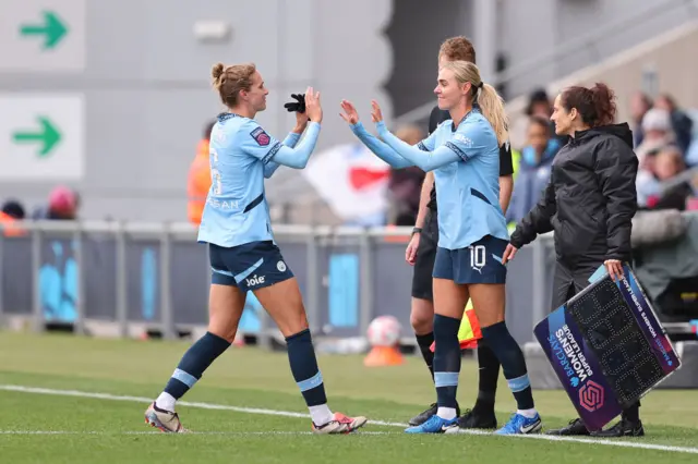 Vivianne Miedema goes off for Jill Roord