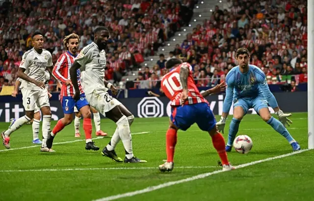 Thibaut Courtois eyes the ball