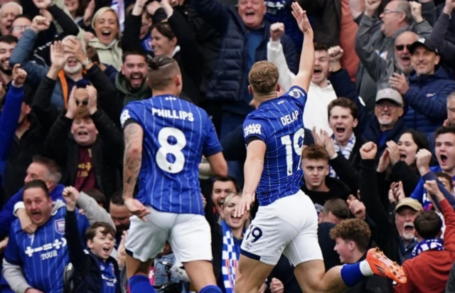 Liam Delap (right) celebrates