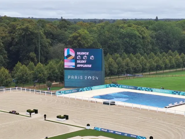 A sign asking spectators for silent applause at Chateau de Versailles during the 2024 Paralympics