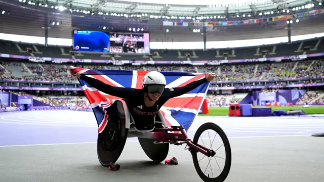 Samantha Kinghorn winning silver in women's T54 1500m final