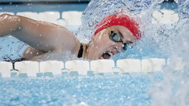 Tully Kearney swims in Paris