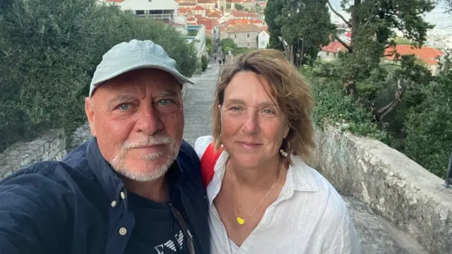 Sava and Ana taking a selfie on steps