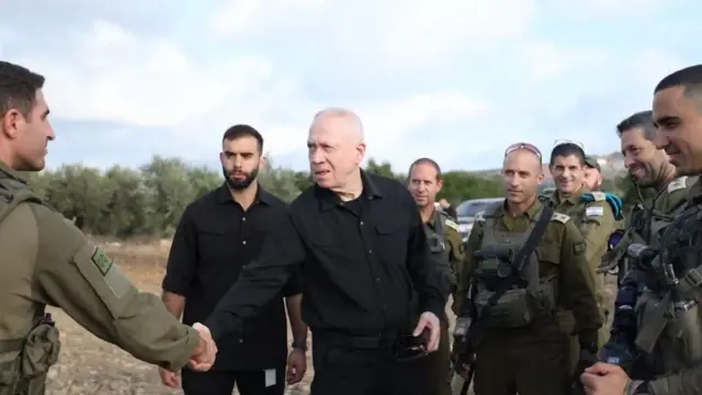 Yoav Gallant meeting troops in northern Israel