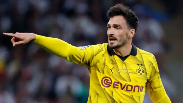 Mats Hummels playing for Borussia Dortmund in the 2023-24 Champions League final