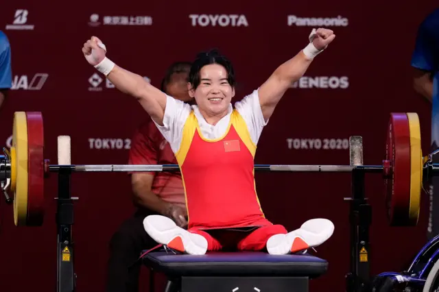 Guo Lingling celebrates winning Paralympic gold at Tokyo in 2021